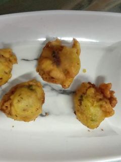 आलू बोंडा (aloo bonda recipe in Hindi) रेसिपी मुख्य फोटो