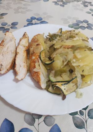 Una foto de Solomillo de pavo al horno con patatas y verduras