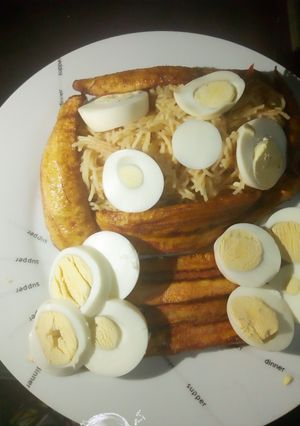 A picture of Spagetti /plantain with egg.