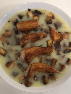 Una foto de Puré de patata con secreto ibérico y panes fritos