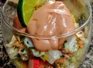 Una foto de CEVICHE de Merluza y Surimi, a la🌹Rosa...!