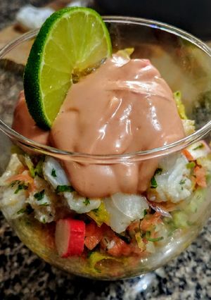 Una foto de CEVICHE de Merluza y Surimi, a la🌹Rosa...!