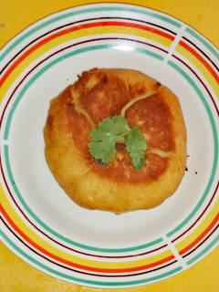 Una foto de Papas rellenas, pollo y carne 🥔🍗🍖🤤