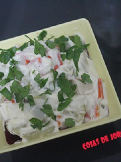 Una foto de Ensalada de surimi y patatas cocidas