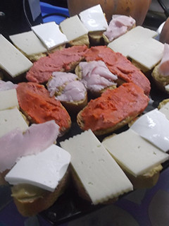 Una foto de Rebanadas con guacamole cubiertas de embutido