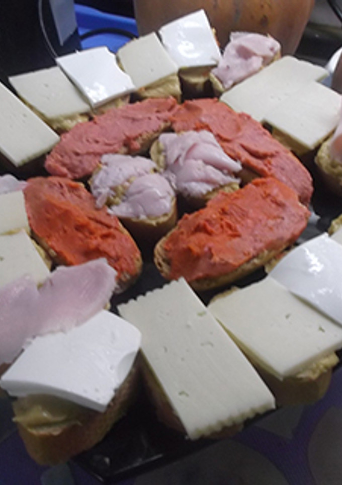 Una foto de Rebanadas con guacamole cubiertas de embutido