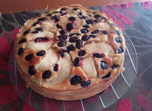 Una foto de Tarta de peras con cerezas