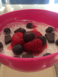 Una foto de Pudín de chia con frutas del bosque