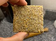 Una foto de crackers keto
