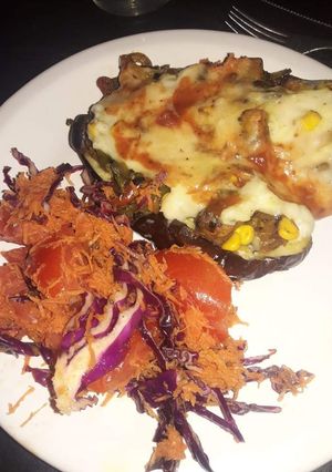 Una foto de Berenjena rellena con. Ensalada