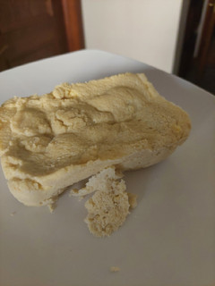 Una foto de Mini torta al microondas de coco keto
