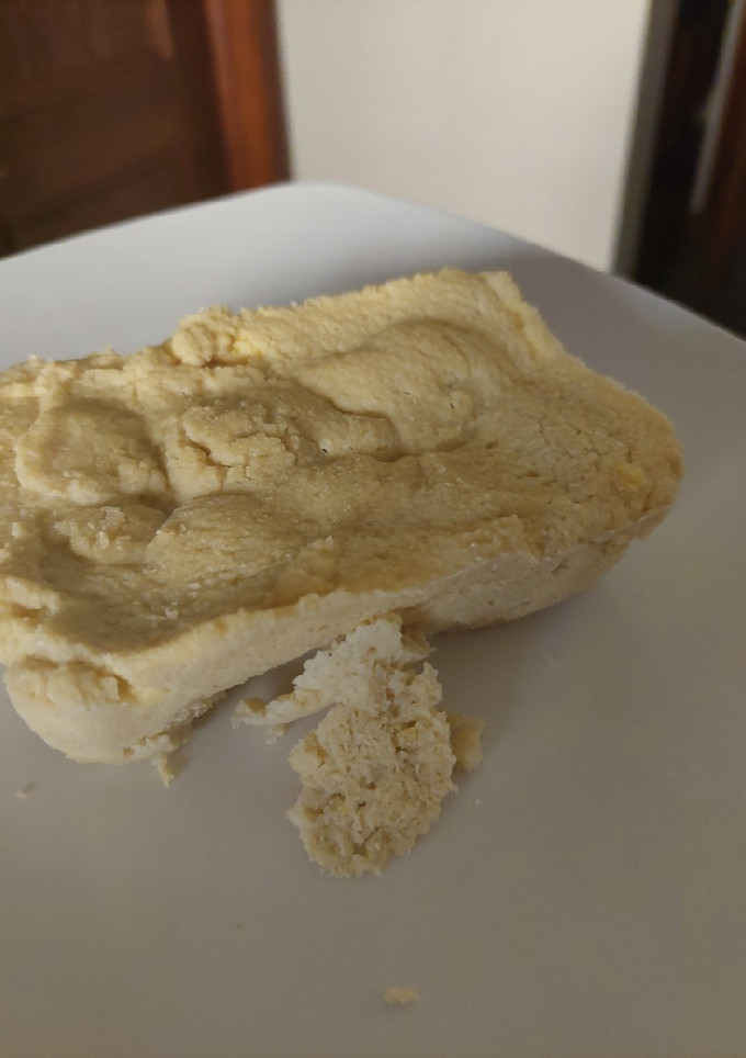 Una foto de Mini torta al microondas de coco keto