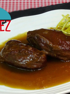 Una foto de Carrilleras de cerdo en salsa PX y patatas paja
