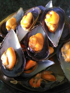 Una foto de Mejillones en su jugo