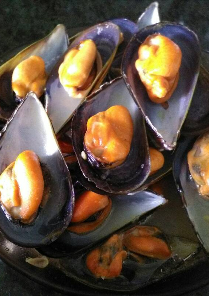 Una foto de Mejillones en su jugo