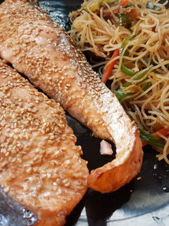 Una foto de Salmón con soja, sésamo y fideos salteados con verduras