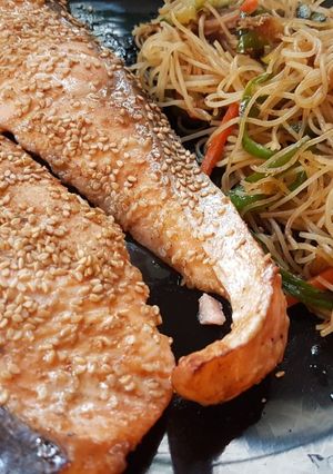 Una foto de Salmón con soja, sésamo y fideos salteados con verduras