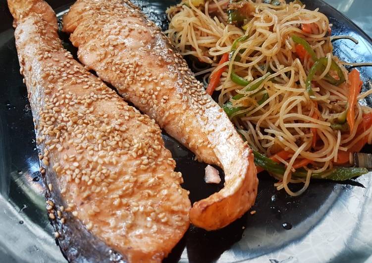 Salmón con soja, sésamo y fideos salteados con verduras Receta de Dale