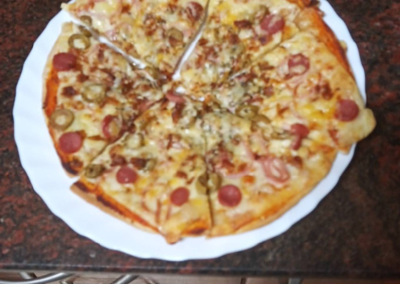 Pizza de jamón cocido, salchicha y aceitunas