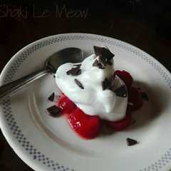 A picture of Postre fácil con frutillas.