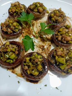 Una foto de Champiñones rellenos de aguacate y langostino