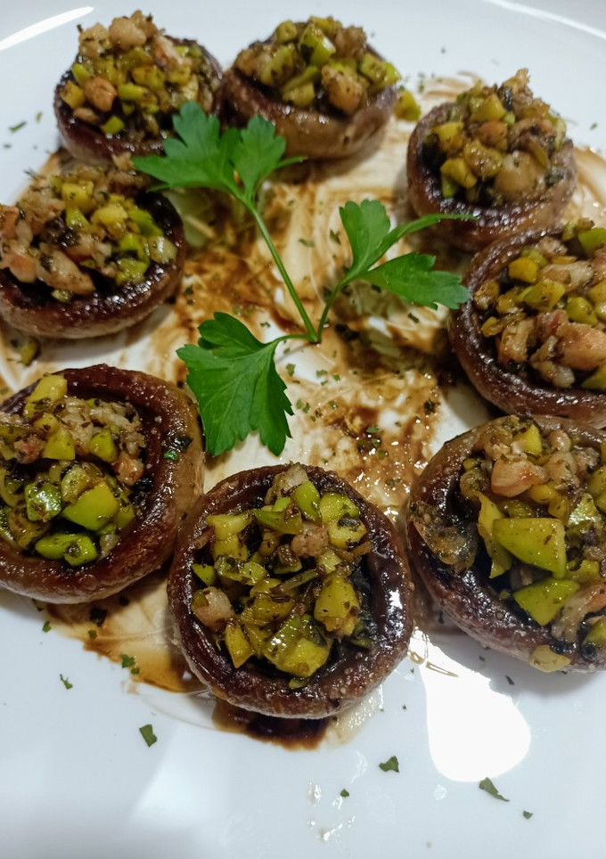 Una foto de Champiñones rellenos de aguacate y langostino