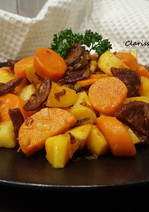 Une photo de Poêlée de pommes de terre carottes et chorizo