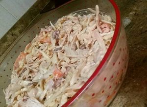 Una foto de Ensalada del curro (Pollo y col.)