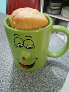 Una foto de Pan en taza en microondas