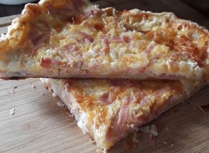 Una foto de Tarta Jamón, cebolla, 3 quesos, Deliciosa!