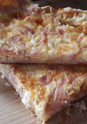 Una foto de Tarta Jamón, cebolla, 3 quesos, Deliciosa!