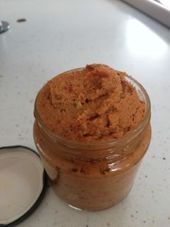 Una foto de Crema de aguacate al pimentón (sobrasada vegana)
