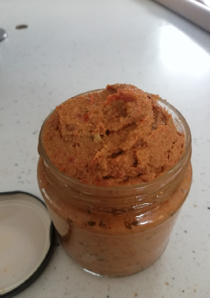 Una foto de Crema de aguacate al pimentón (sobrasada vegana)