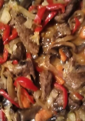 Una foto de Champignones con carne y verduras 🌴✨🌴✨🌴✨