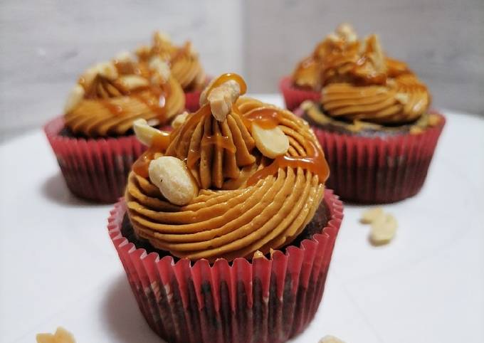 Капкейки "Сникерс"