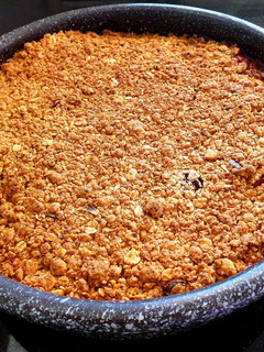 Una foto de Crumble de manzana con moras