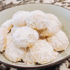 A picture of Dairy free Snow Cookies.