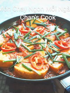 Hình của món Đậu khuôn kho nghệ.