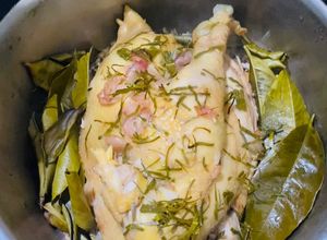 Hình của món Gà hấp nước mắm nhĩ.