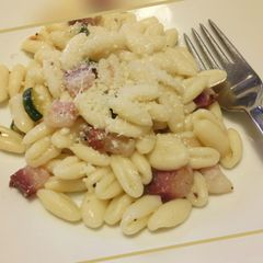 A picture of Cavatelli con pancetta peponata e zucchine.