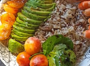 Une photo de Salade de riz aux crevettes et aux mirabelles