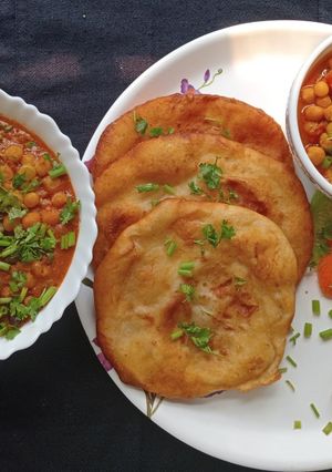 A picture of Butter Naan Paratha & Chole Matar.