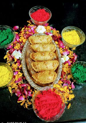 A picture of Sweet designer pan gujiya.