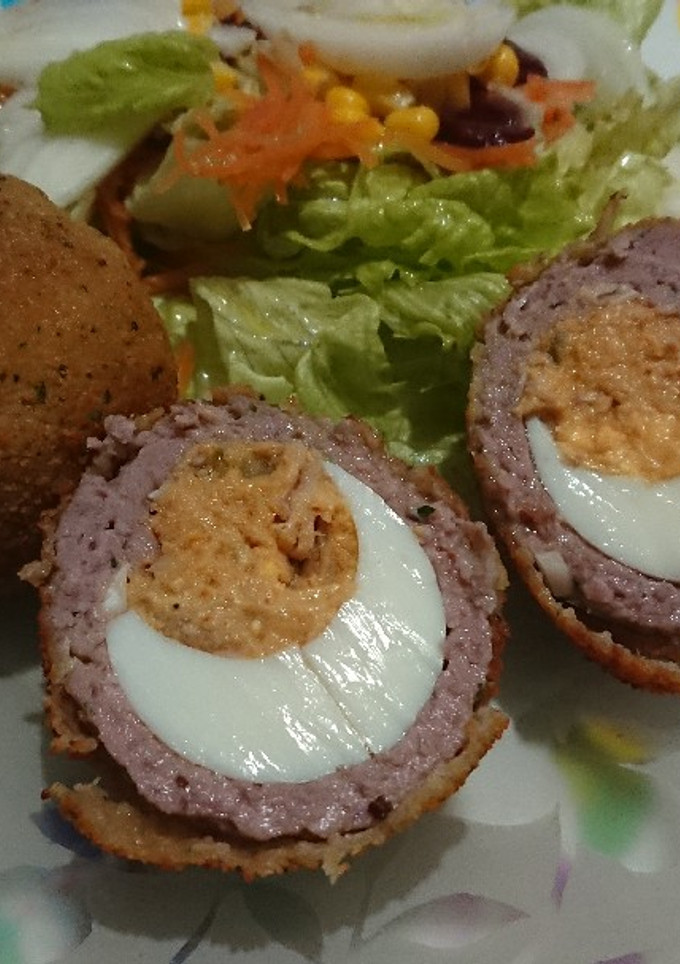 Una foto de Bomba de carne rellena de huevo relleno