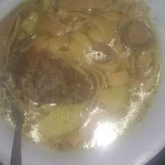 Una foto de Sopa de tallarines con puchero