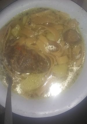 Una foto de Sopa de tallarines con puchero