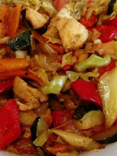 Una foto de Salteado de pollo a la miel y primavera de verduras de temporada