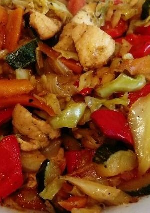 Una foto de Salteado de pollo a la miel y primavera de verduras de temporada