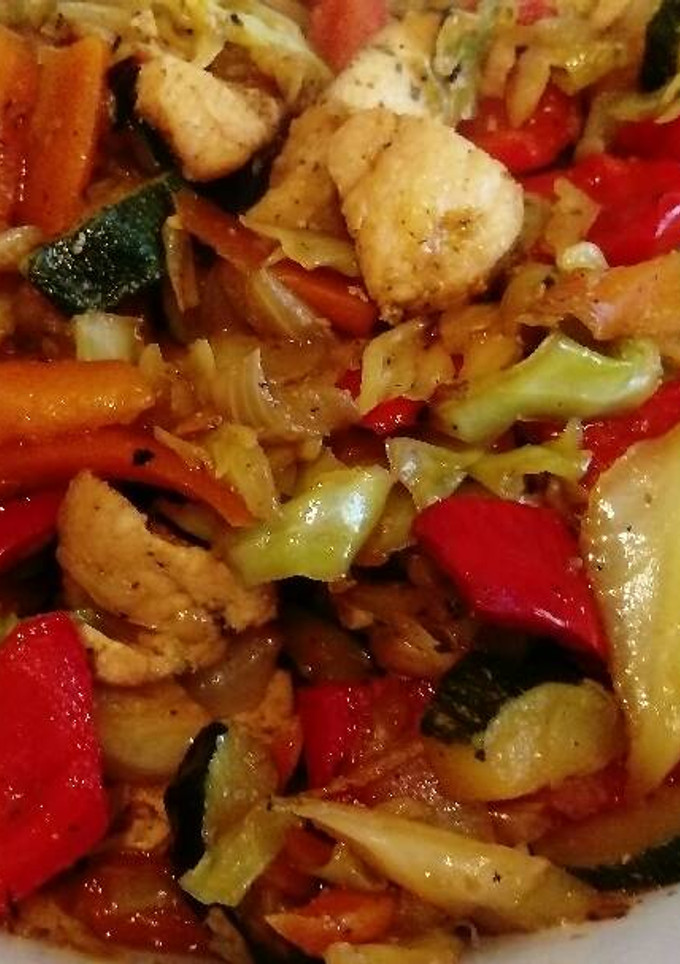 Una foto de Salteado de pollo a la miel y primavera de verduras de temporada