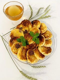 Фото Сырники с изюмом.